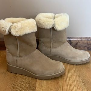 New Authentic UGG Amie in Sand size 9.5